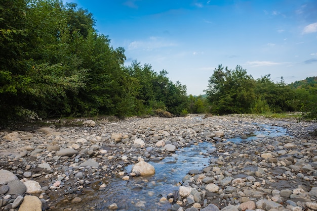 Foto kleurrijke dageraad op de bergrivier