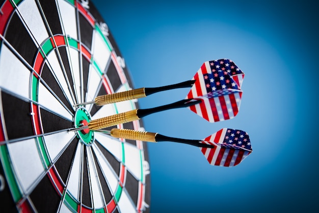 Kleurrijke darts op dartbord