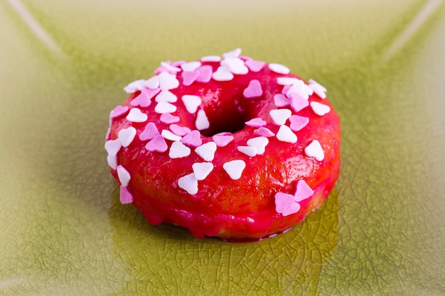 Kleurrijke donut op een bord