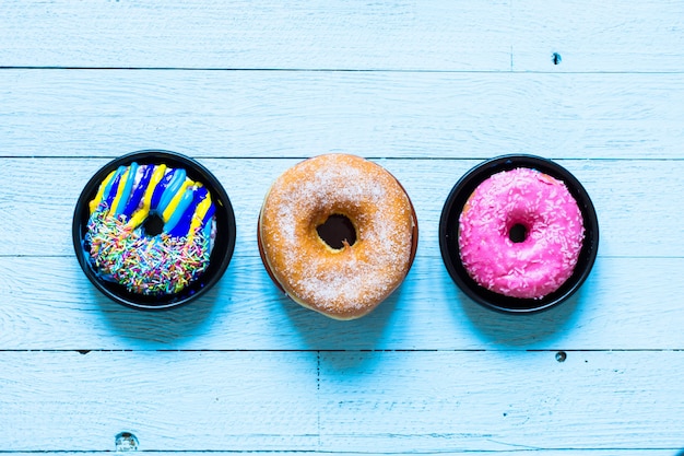 Kleurrijke Donuts-ontbijtsamenstelling met verschillende kleurenstijlen