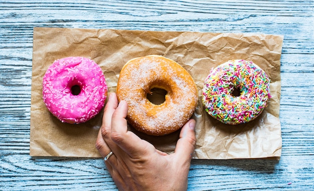 Kleurrijke Donuts-ontbijtsamenstelling met verschillende kleurenstijlen