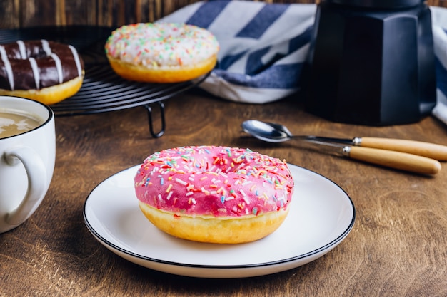 Kleurrijke Donuts ontbijtsamenstelling met verschillende kleurstijlen van donuts en verse koffie