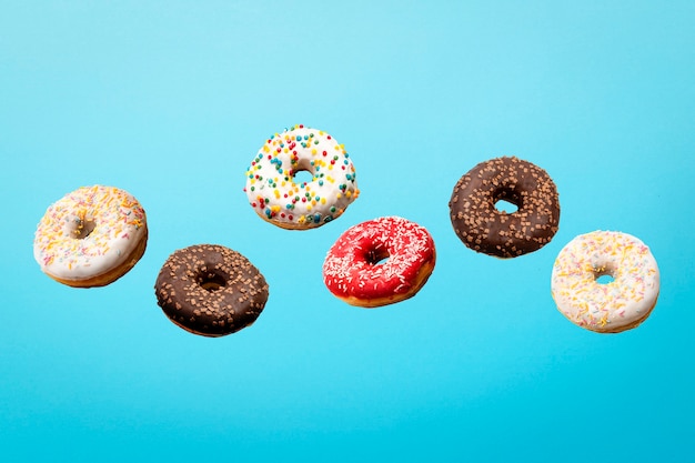 Kleurrijke donuts vliegen in de lucht