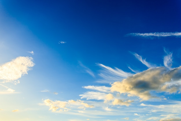 Kleurrijke dramatische hemel met cloud bij zonsondergang