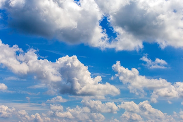 Kleurrijke dramatische hemel met cloud bij zonsondergang