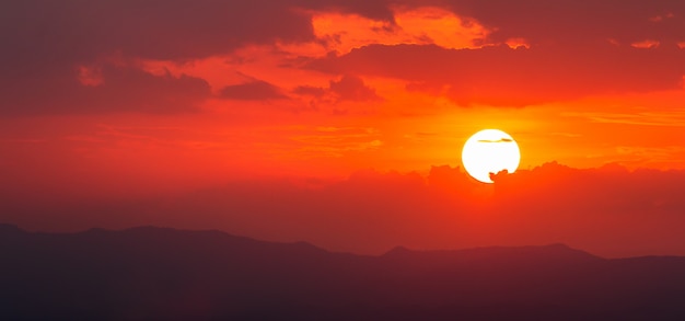 Kleurrijke dramatische hemel met cloud bij zonsondergang