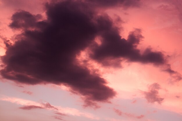 Kleurrijke dramatische hemel met cloud