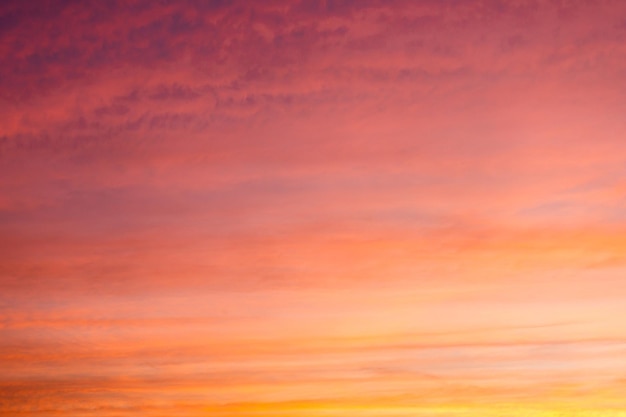 Kleurrijke dramatische hemel met wolk bij sunsetxa