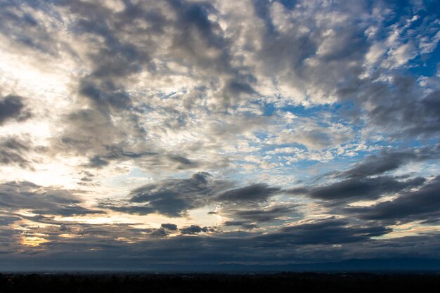 Kleurrijke dramatische hemel met wolk bij sunsetxa