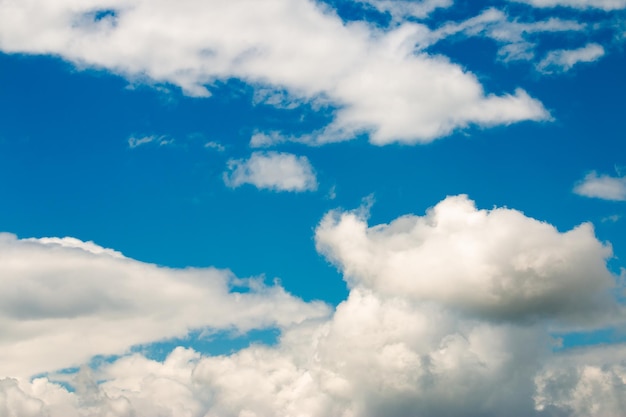 Kleurrijke dramatische hemel met wolk bij sunsetxa