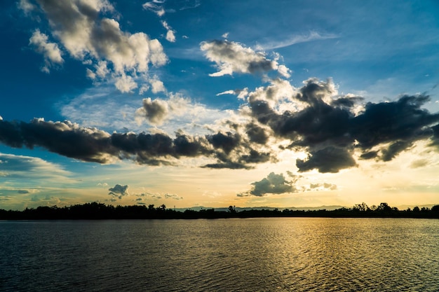 Kleurrijke dramatische hemel met wolk bij sunsetxa