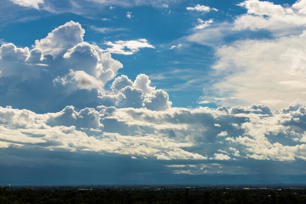 Kleurrijke dramatische hemel met wolk bij sunsetxa