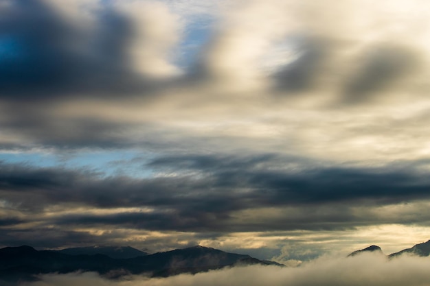 Kleurrijke dramatische hemel met wolk bij sunsetxa