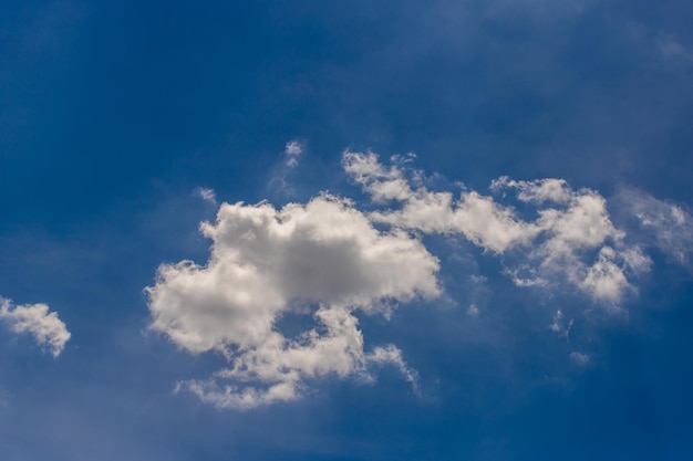 Kleurrijke dramatische hemel met wolk bij sunsetxa