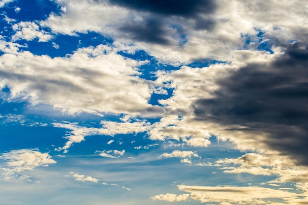 Kleurrijke dramatische hemel met wolk bij sunsetxa