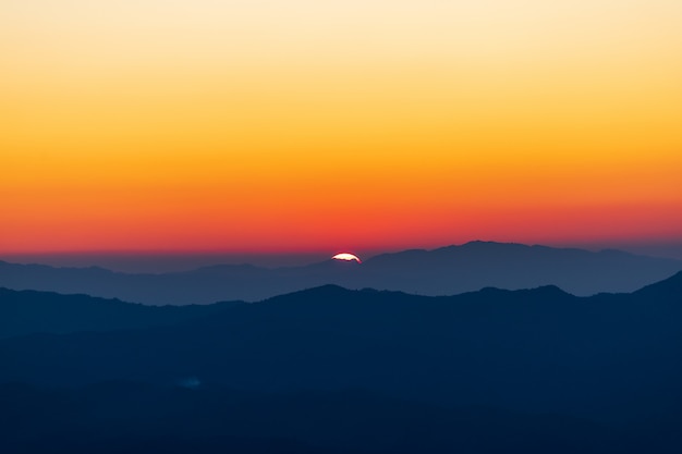 Kleurrijke dramatische hemel met wolk bij zonsondergang op rivier