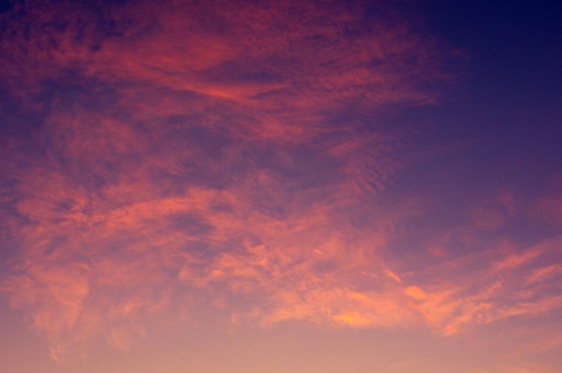 kleurrijke dramatische hemel met wolk bij zonsondergang