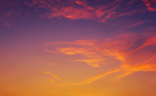 kleurrijke dramatische hemel met wolk bij zonsondergang