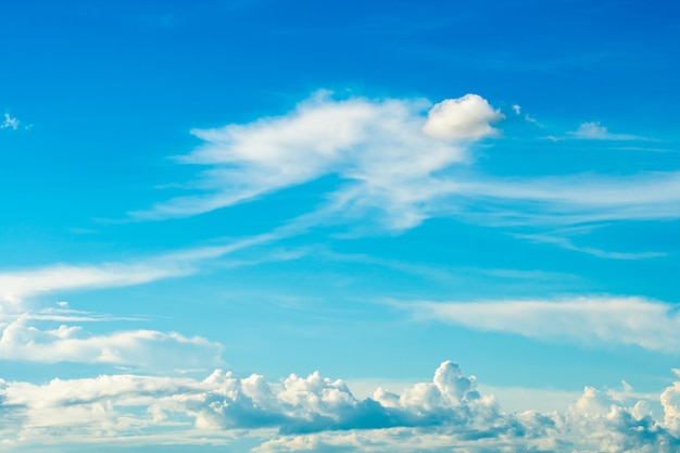 kleurrijke dramatische hemel met wolk bij zonsondergang