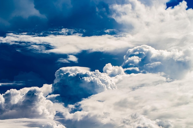 kleurrijke dramatische hemel met wolk bij zonsondergang