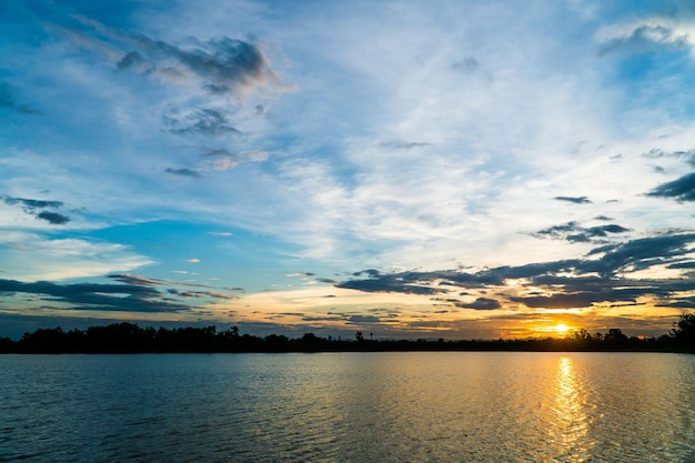 Kleurrijke dramatische hemel met wolk bij zonsondergang