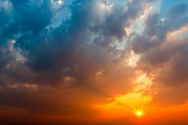 Kleurrijke dramatische hemel met wolk bij zonsondergang