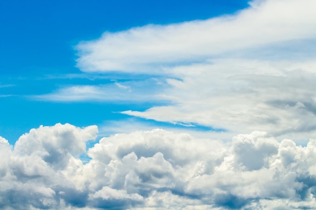 kleurrijke dramatische hemel met wolk bij zonsondergang