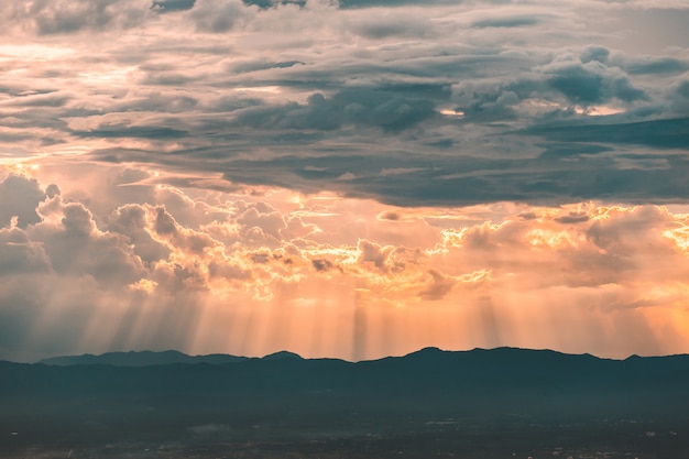 Kleurrijke dramatische hemel met wolk bij zonsondergang