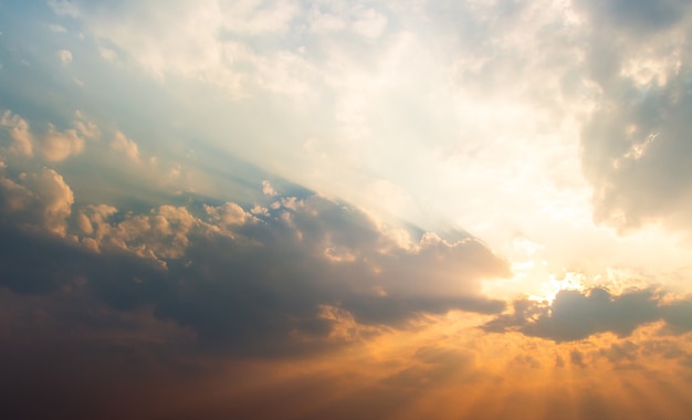 Kleurrijke dramatische hemel met wolk bij zonsondergang.