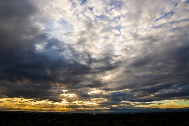 Kleurrijke dramatische hemel met wolk bij zonsondergang