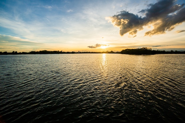 Kleurrijke dramatische hemel met wolk bij zonsondergang