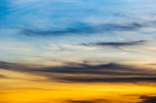 Kleurrijke dramatische hemel met wolk bij zonsondergang