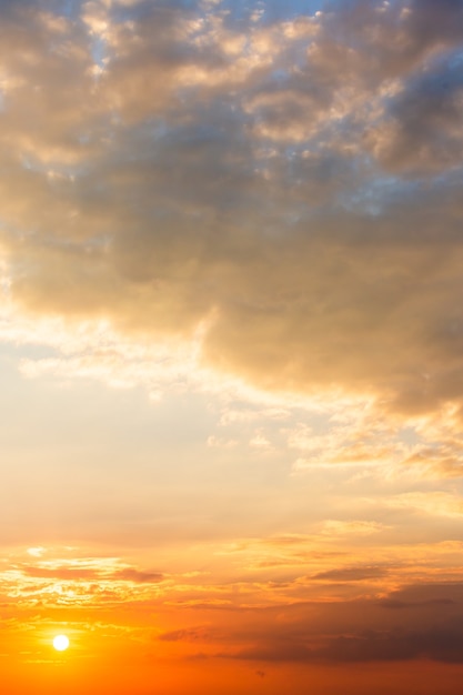 Kleurrijke dramatische hemel met wolk bij zonsondergang