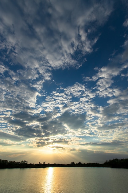 Kleurrijke dramatische hemel met wolk bij zonsondergang