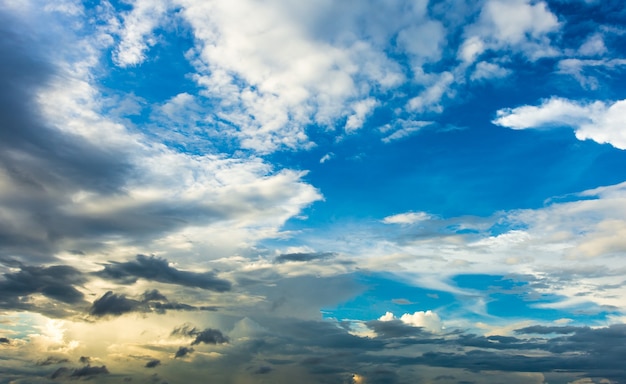 Kleurrijke dramatische hemel met wolk bij zonsondergang