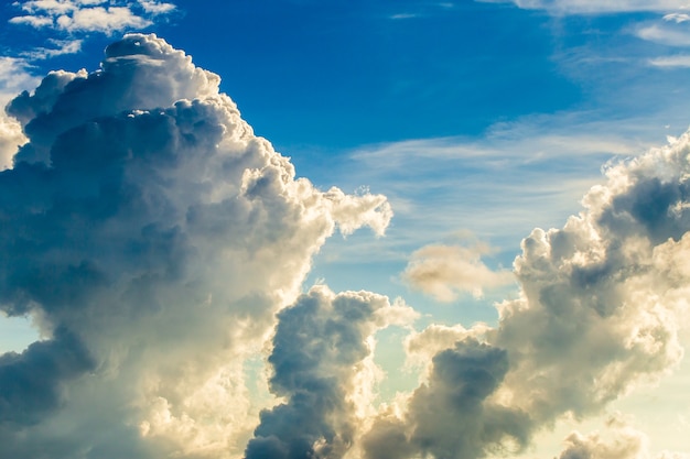 Kleurrijke dramatische hemel met wolk bij zonsondergang