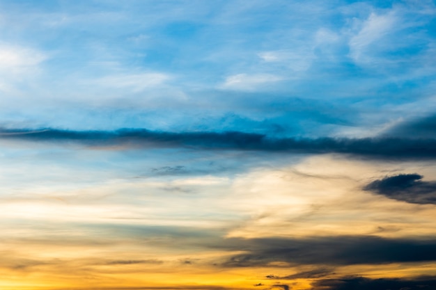 Kleurrijke dramatische hemel met wolk bij zonsondergang.