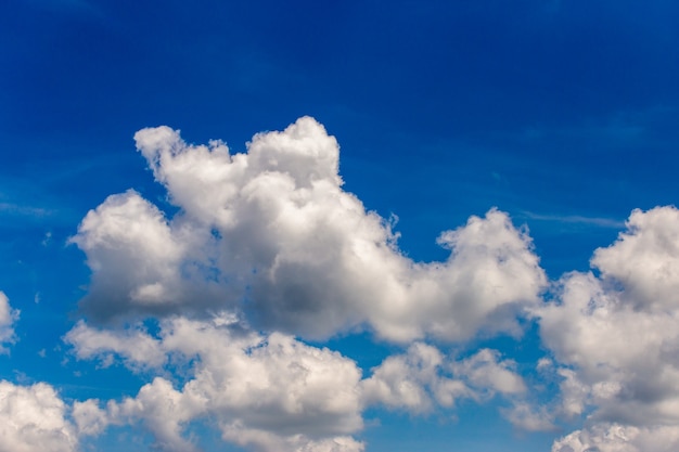 Kleurrijke dramatische hemel met wolk bij zonsondergang.