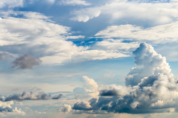 Kleurrijke dramatische hemel met wolk bij zonsondergang..