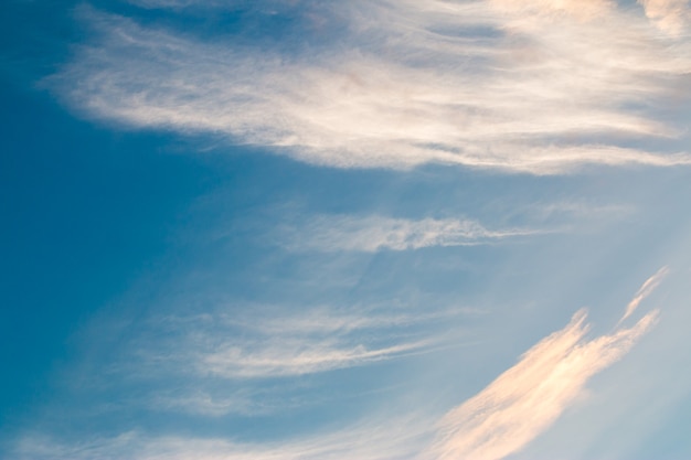 Kleurrijke dramatische hemel met wolk bij zonsondergang