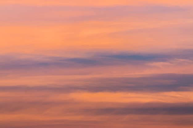 Kleurrijke dramatische hemel met wolk bij zonsondergang