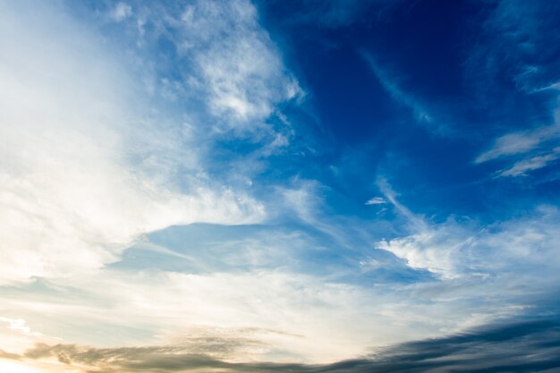 Kleurrijke dramatische hemel met wolk bij zonsondergang