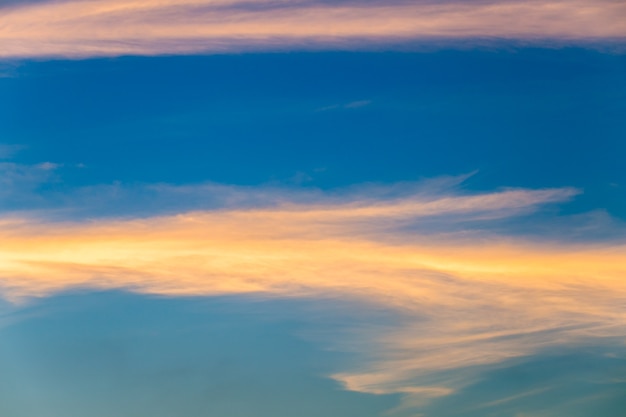 Kleurrijke dramatische hemel met wolk bij zonsondergang