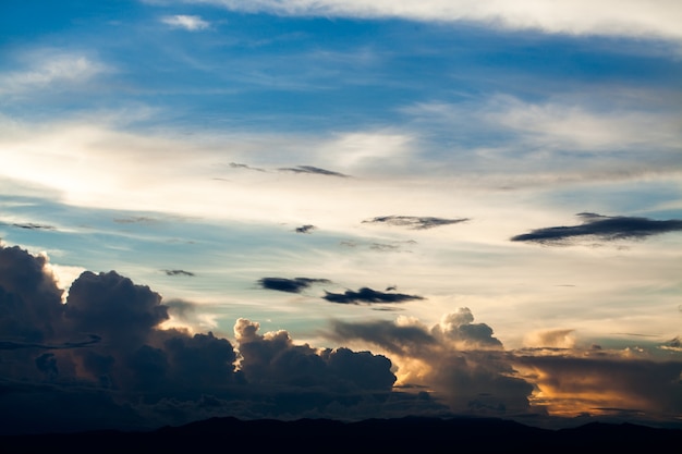 Kleurrijke dramatische hemel met wolk bij zonsondergang