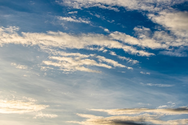 Kleurrijke dramatische hemel met wolk bij zonsondergang