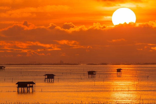 Kleurrijke dramatische hemel met wolk bij zonsondergang.