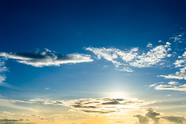 Kleurrijke dramatische hemel met wolk bij zonsondergang.