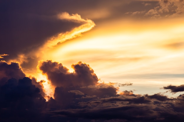 Kleurrijke dramatische hemel met wolk bij zonsondergang.