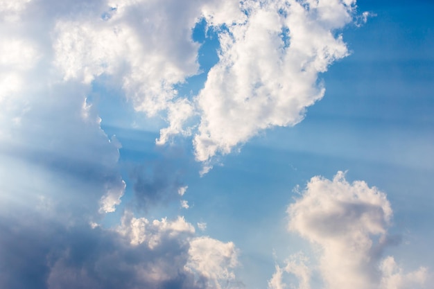 Kleurrijke dramatische hemel met wolk bij zonsondergang.