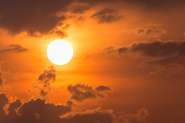 Kleurrijke dramatische hemel met wolk bij zonsondergang.